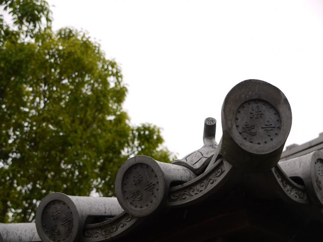 歩くこと５分！近！！<br /><br />法起寺に到着デース。<br />瓦に「法起寺」の文字＾＾