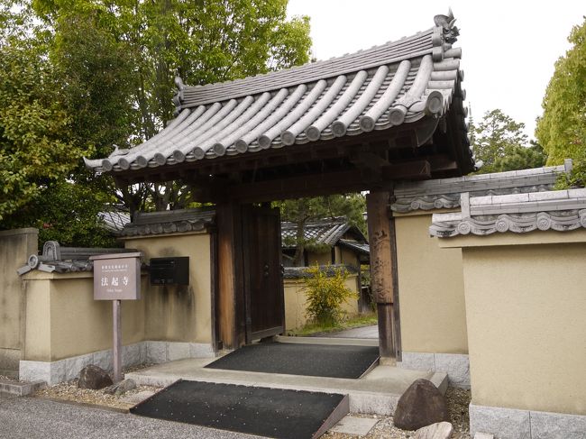 門構えはこぢんまりと控えめ。。。<br />それがさ、中も控えめなの！<br />そこがまたいいねんけどちょっと心配になったよね〜<br /><br />※これでも世界遺産です