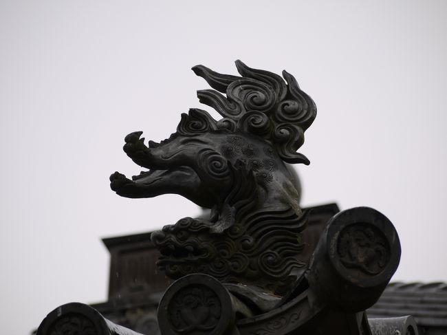 屋根の上の獅子は相変わらずアクロバティック！