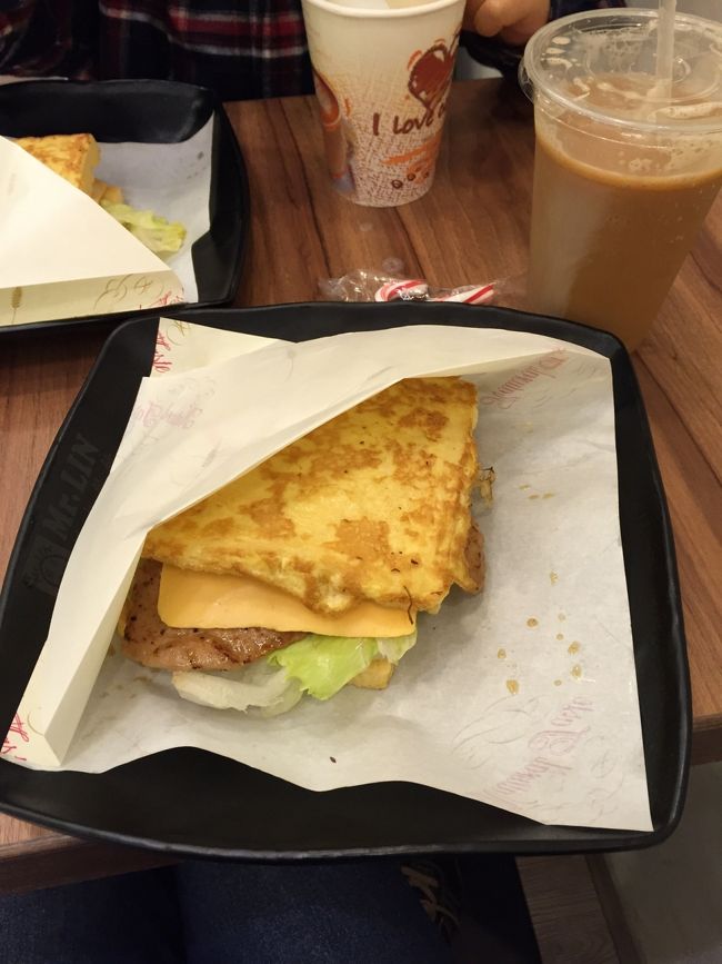肉を叩いて焼いたものをフレンチトーストで挟んだサンドイッチ。<br />とても美味しかったし、店のおっちゃんおばちゃんがとてもいい人でした！<br />クリスマス過ぎてたけど、子供にクリスマスのキャンデーを頂きました。<br />ありがとうございました！