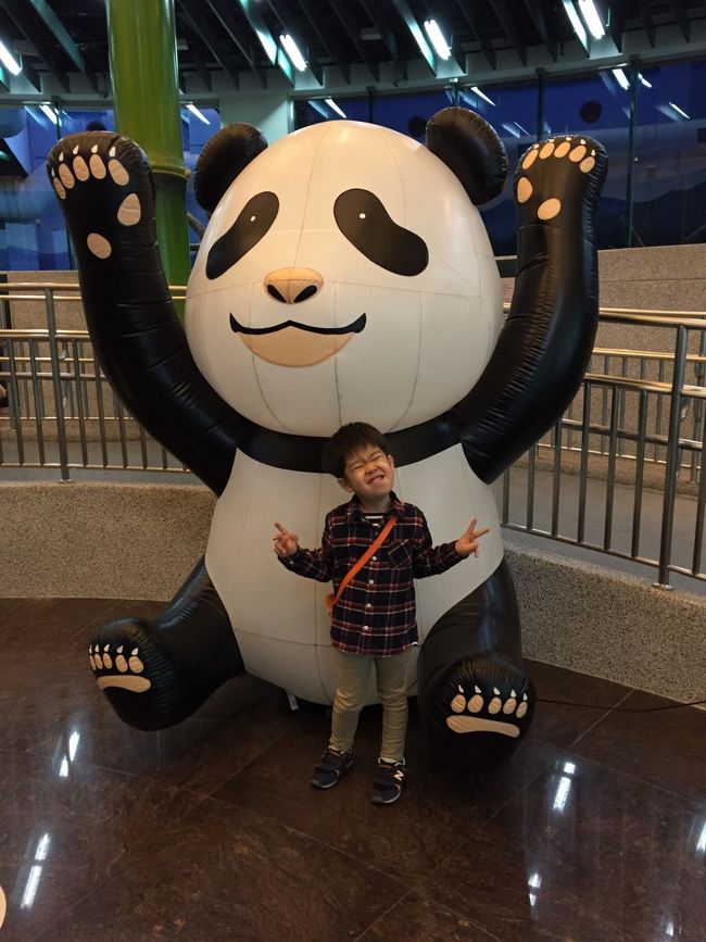 パンダ館内にて。本物パンダよりこれに大喜びw