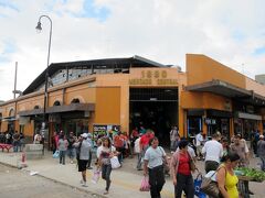 中央市場（Mercado Central）に到着です。
大晦日ですが、開いていてよかった。
市場は庶民の生活が垣間見れるので、大好きです。