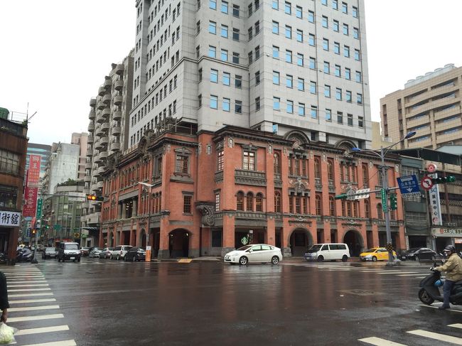 迪化街のカルフール向かいのスタバ。