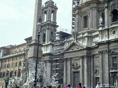 ナヴォーナ広場に到着。南北に細長い広場で、2000年以上前の競技場だったらしい。