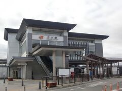 二川（ふたがわ）駅



該駅は、明治２９年（１８９６年）４月７日開業である。
大府-濱松間は、明治２１年（１８８８年）９月１日に開通したが、該区間開通当時、鷲津-豊橋間１６．０ｋｍに途中停車場が存在せず、且つ、開業早々たる明治２４年（１８９１年）になり、鷲津駅は乗降客僅少を理由に廃止が計画される状態だった。
然るに、開通当時、該区間は複線化されておらず単線だった事から、既に、日清両国間は朝鮮半島の権益をめぐり対立の度合いを深めており、特に、陸海軍省から列車交換施設廃止は好ましからずとの意見が開陳された事で、該駅廃止は回避された。
他方、渥美郡二川村は、明治初期まで旧東海道筋に所在する宿場町として繁栄したが、横濱-神戸間に蒸気船が就航開業した事で、旅行者は漸次船舶利用に転移し、該宿利用が激減する事態を招来させ、該村全体に危機感が強まった。
その為に、該村では、逓信省鐵道庁に対し、停車場設置に関する請願を展開したが、折りしも、日清戦争（にっしん せんそう）（明治２７年（１８９４年）７月２５日〜明治２８年（１８９５年）１１月３０日）勃発に依り、該請願は沙汰止みになった。
然し、該戦争が終結した事から、改めて、逓信省鐵道局に対し再請願を実施し、明治２８年（１８９５年）に該請願が受理され、停車場設置が決定した。
その際に、逓信省鐵道局が提示した停車場設置条件として、該停車場設置要地全部を地元が用意負担し無償提供する内容だった事から、該村では、必要地を地権者から買収し、逓信省鐵道局に対し無償提供した。
改築以前の駅本屋は、該駅開業当時の該線東京-神戸間に於ける最古の駅舎だったが、老朽化が著しい事から保存は断念され改築される事に決定した。
現第２代目駅本屋は、平成１４年（２００２年）４月２７日竣工。
http://railway.jr-central.co.jp/station-guide/tokai/futagawa/index.html