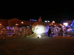 　まずは市の中心、レーニン広場に車を停める。１月３日の夜、氷と雪の彫刻を見に、多くの人が出ている。