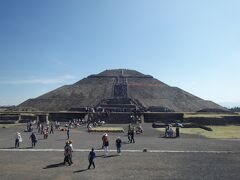 入場料を支払って入ってみると
正面に「太陽のピラミッド」、いきなりテンションが上がります！
