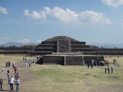 「ケツァルコアトルの神殿」へ
結構離れていて歩くのが大変でした
太陽、月と上に登ったので、ここでは登りませんでした