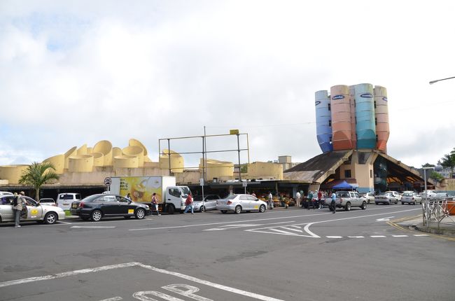 インパクトのあるデザインの左の建物も右の建物も内部はマーケットです。