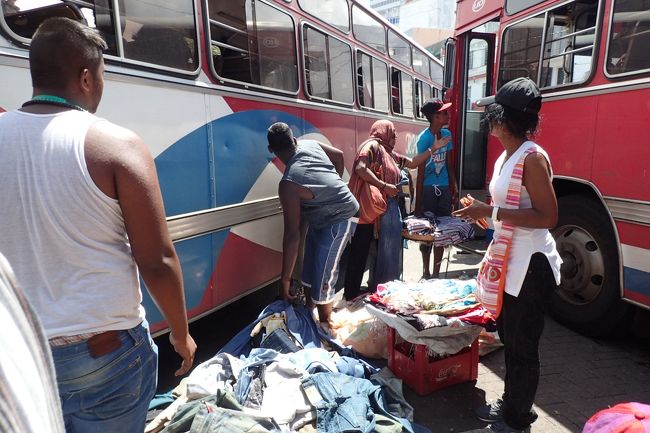 こちらは内輪差で商品がバスにつぶされそうになり必死に叫びバスを叩く店員さん（笑）