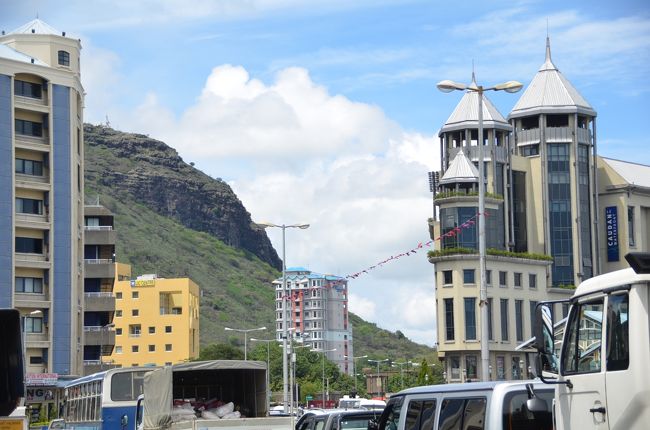 すぐ近くには小高い山があります