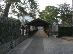 少し歩くと屋根付きの橋が。
「鞘橋」という橋です。

本丸と二ノ丸をつなぐ橋で、江戸時代から屋根が付けられていたとの事。
