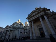 再び、路地の先のオベリスクに向かって歩いた所、ポポロ広場へ。双子教会のうち、手前のサンタ マリア デイ ミラーコリ教会が開いていたので入ってみます。