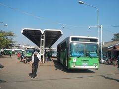 今度はタラートサオまで歩く。

タラートサオのバスターミナル。
この１４番のバスはタイとの国境まで行くバスだ。