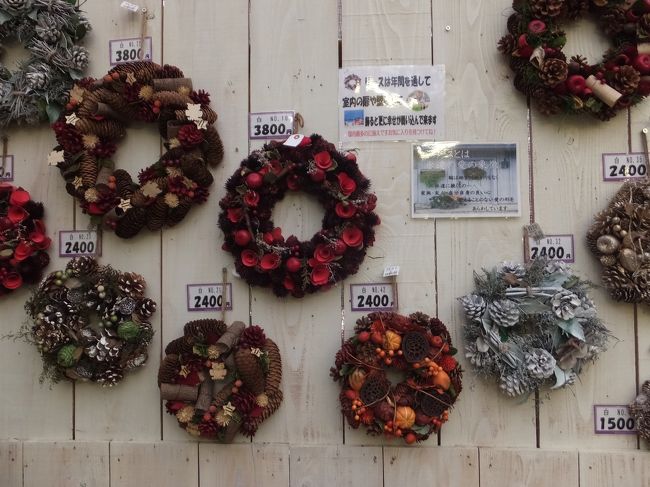 クリスマス前なのでリースもたくさんありました。