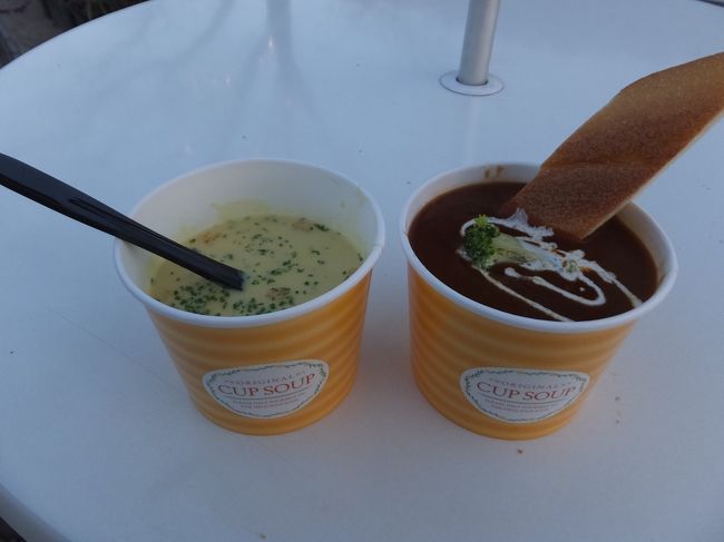 さっそくコーンスープ、人気があるらしいビーフシチューを発注！<br />ビーフシチューにはパンがついてきます。