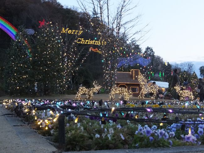 みんな席を取りはじめたので、私たちもスープを持って席をゲット(^.^;<br />座ってゆっくり待ちます。<br />とにかく寒い〜(+_+)防寒対策はしっかりと！<br /><br />スープを飲みながら待っていると、まだ明るいですが5時くらいから徐々にあかりがつきはじめました☆