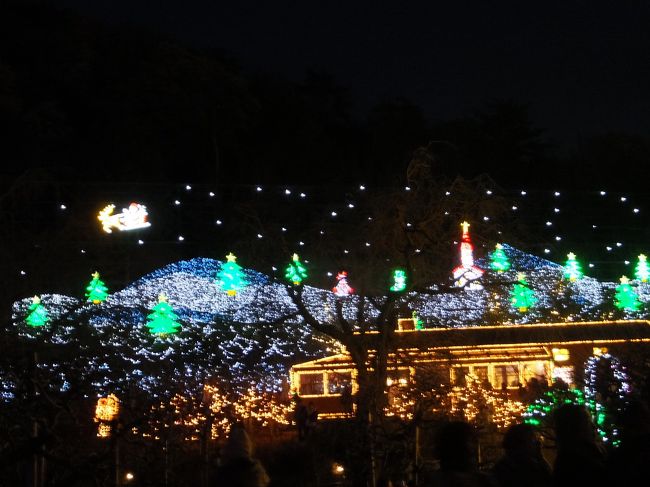 ついに日が沈んでイルミネーションが映えてきました☆<br />広い敷地がたくさんのあかりでいっぱいに♪