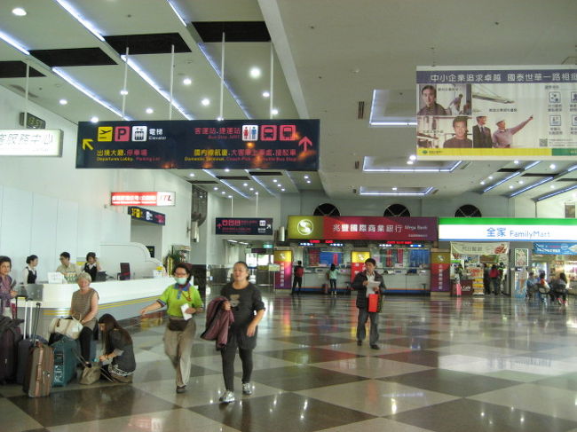 ２０１４年１２月３１日　１１：００関空発　１３：３０高雄着<br /><br />のピーチで出発！！<br /><br /><br />定刻通りに高雄に到着<br /><br />台湾元を１円も持っていなかった私（−−）<br />とりあえずは両替です<br /><br />税関を過ぎてロビーに出る手前左側に　台湾銀行　有<br />迷ったけど結局はココで両替<br /><br />でもﾈ<br />ロビーに出てファミマの左にある赤い看板の両替所の方がレートが良かったです（＞＜）<br /><br />１０,０００円　→　２５５７元<br />手数料　→　３０元<br /><br />