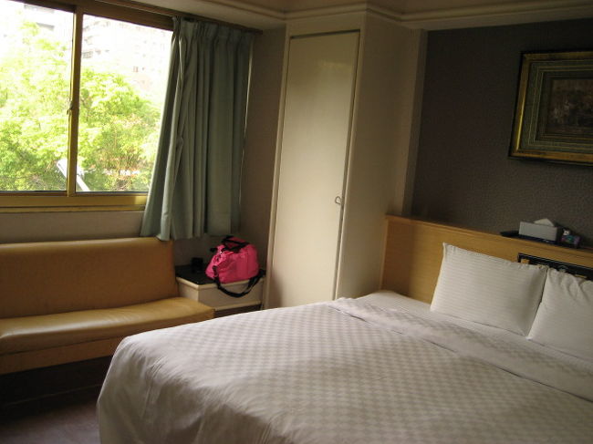 本日の私のお宿<br /><br /><br />　　　メトロポリタン・ホテル　（都会商旅）<br /><br /><br />いわゆるぅ〜（　＃・0・＃）<br />ラブホ兼的なホテル<br /><br /><br />部屋もお風呂場も広いけどホテル自体は古いし部屋の掃除が全然ダメ（＞＜）<br /><br />床も棚もホコリだらけ<br />サイアク（；＿；）<br />