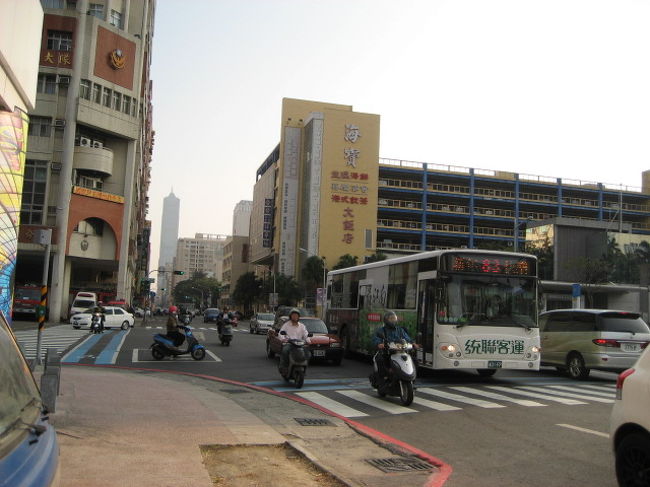 大通りのバス停に出てバスに乗ってみました