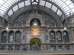 アントワープ中央駅
別名　駅の大聖堂（ホーム側）
駅が観光名所になるのも珍しいですが、大きなドーム天井や大時計など・・・・
2007年に大規模な改良工事が行われ、プラットホームは地下2階になったが吹き抜けになっており、これまた対象的に壮大。