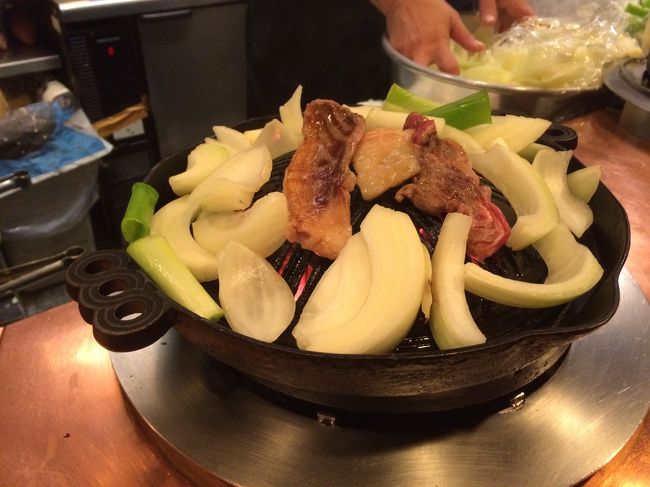 　これが、メインの目的、私は初めてのジンギスカン。夫が以前<br /><br />　来ていて、行列ができるから早くって事で開店前に並びました。<br /><br />　匂いもなく、美味しかった！！