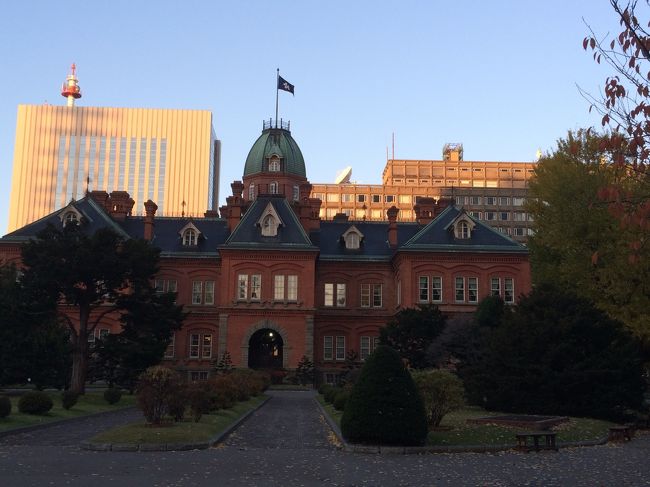 たしか、旧道庁。　朝のお散歩はさわやかで、気持ちよく、一人でお茶する<br /><br />心地よさ！！