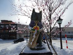 大館能代APからリムジンバスで
JRの大館駅に向かいました。
途中、やはり雪が横殴りの中、ひたすらバスは、走ります。

大館駅は、初上陸。
忠犬ハチ公の生まれえたところで
駅前に銅像がありました。
忠犬ハチ公もお正月バージョンでした。