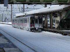 大館駅から奥羽本線で
まずは、弘前へと向かいました。
11:45発で弘前に12:29到着です。
定刻通りに到着しました。