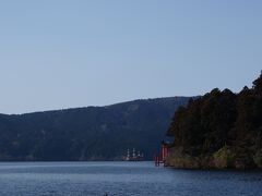 芦ノ湖の大鳥居と海賊船、ザ・箱根な風景。（笑）