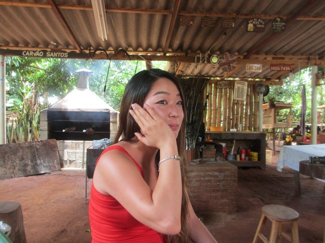 愛弟子ちゃんはビール１本で真っ赤っか<br /><br />後方に見えるのがシュハスケイロで<br />　この日は７キロのアバラ肉を３本焼いたけど<br />　　約３０人の来客で食べ尽しました