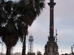 　ランブランス通りが海岸に行き当たる地点にあるコロンブスの像。
　椰子の木の後ろに見える鉄塔は、翌日乗った海上ロープウエイの中間点の鉄塔です。
