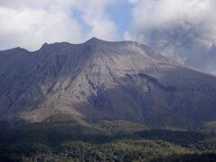 この桜島、御岳（桜島北岳）と呼ばれる約2万6千年前に鹿児島湾内の海底火山として活動を開始した活火山によって造られた比較的新しい火山島だそうです。

つまり、日本人の祖先が遠くアフリカ大陸から移動してきた時期の直後あたりでできたようです。

古代の縄文人も弥生人もさぞびっくりしたことでしょう！

