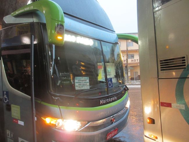 正月休みの最終日ということで<br />　サンパウロ行き夜行便は続行便も含めて<br />　　約１０台がウムアラマから出発した<br /><br />別に周辺都市始発も合わせると<br />　数十台の大編成だったに違いない