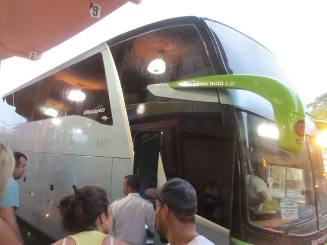 ガルシア社の最新鋭バス<br />　世界的バスメーカーのマルコポーロ社製<br /><br />土砂降りの雨の中を出発して行ったけど<br />　不思議と家に帰る道程では雨が上がって晴間が見えてた<br />やっぱ、あの雨は彼女の涙雨だったのだ<br /><br />また、いつでもパラナ州の田舎に帰って来て下さい<br />　この土地で共に夢を追い掛けましょう<br />