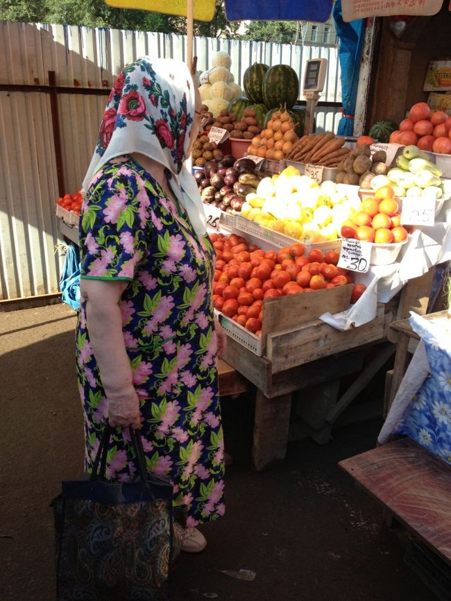 ！花柄ワンピースにスカーフ冠り、これぞロシアなおばあちゃま！