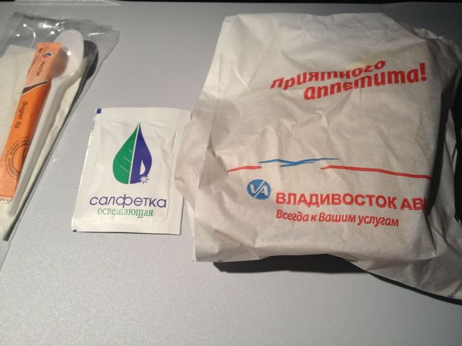 帰りの機内食。行きもだったんだけど、この包みの中身はなんとも大雑把なサンドイッチ。でもこれがおいしかったな。<br />機体は期待を裏切らないアエロフロートでした。2時間半なら問題なし！（個人的感想）