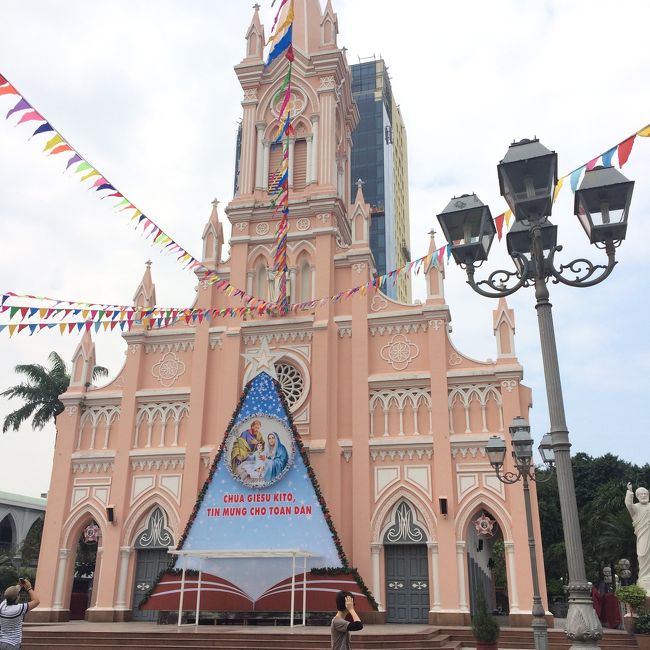 ダナン聖堂。建物沿いにバス停がある。