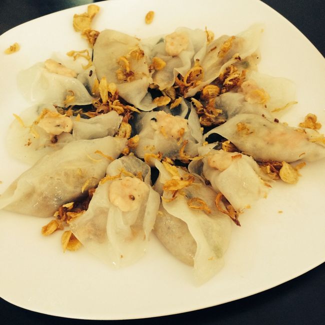 中心地に向かう途中で、ホイアン名物のホワイト・ローズを食べることに。<br />その名もホワイトローズレストラン。<br /><br />青い外観に日本語で、ホワイトローズと書いてるので見つけやすい。<br /><br />お味は、食感がつるりとしていて、エビの風味が最高！