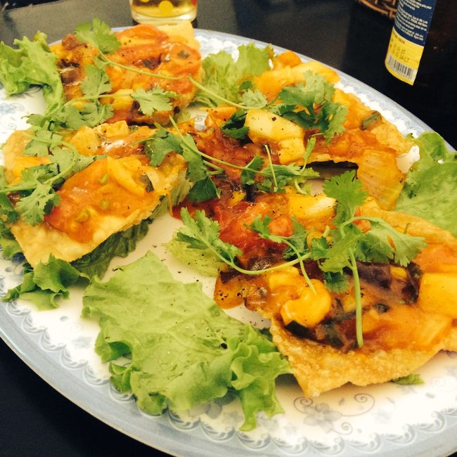 ホイアン風ピザもオーダー^_^<br />ラタトゥイユをすこしピリッとさせたようなお味。<br />ビールによく合う。<br /><br />値段はホワイトローズが70000ドン、揚げワンタン85000ドン<br />ビールが確か二本で80000ドン。<br /><br />他のお店より高かったかな〜<br />