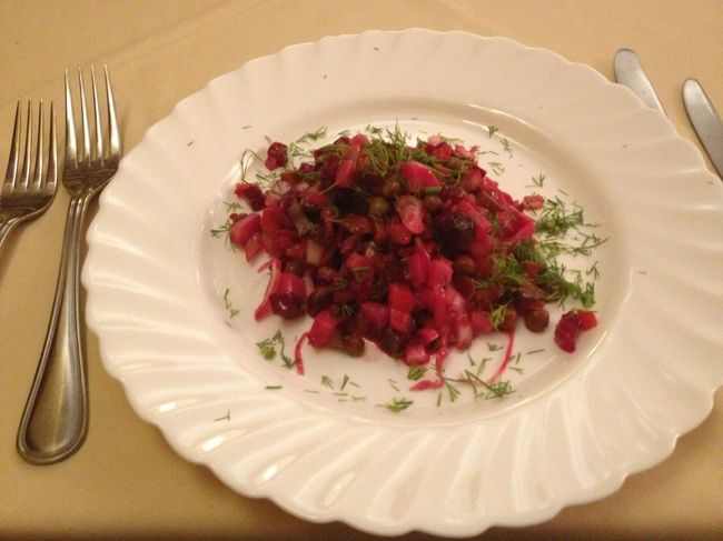最後の食事はロシア料理のレストランへ。多分観光客に有名なお店でお客さんはアジア人ばっかりでした。でもおいしかったです。写真はビーツのサラダ。