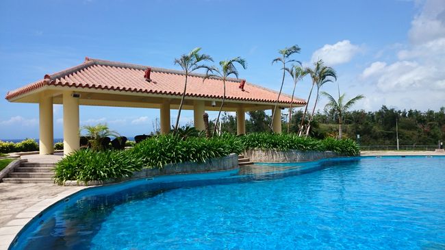 プールは広いし、席間隔が激広なのでここはゆっくりできます。