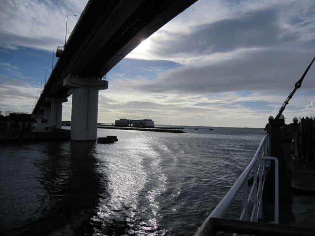 橋くぐります。