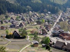 続いて白川郷へと向かいます

この道中がすごい渋滞

渋滞を抜けるまで2時間くらいかかり、やっとのことで駐車場へ。。

その駐車場の展望台からの眺め

ここまでの疲れも吹き飛びます！！素晴らしいの一言