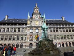 マルクト広場にある市庁舎。中央にブラボーの像、ブラボーという名の
兵士がスヘルデ川に住んでた巨人を倒し その手を川に投げたとか。
それでアント(手)とワープ(投げる) アントワープの名前の由来です。