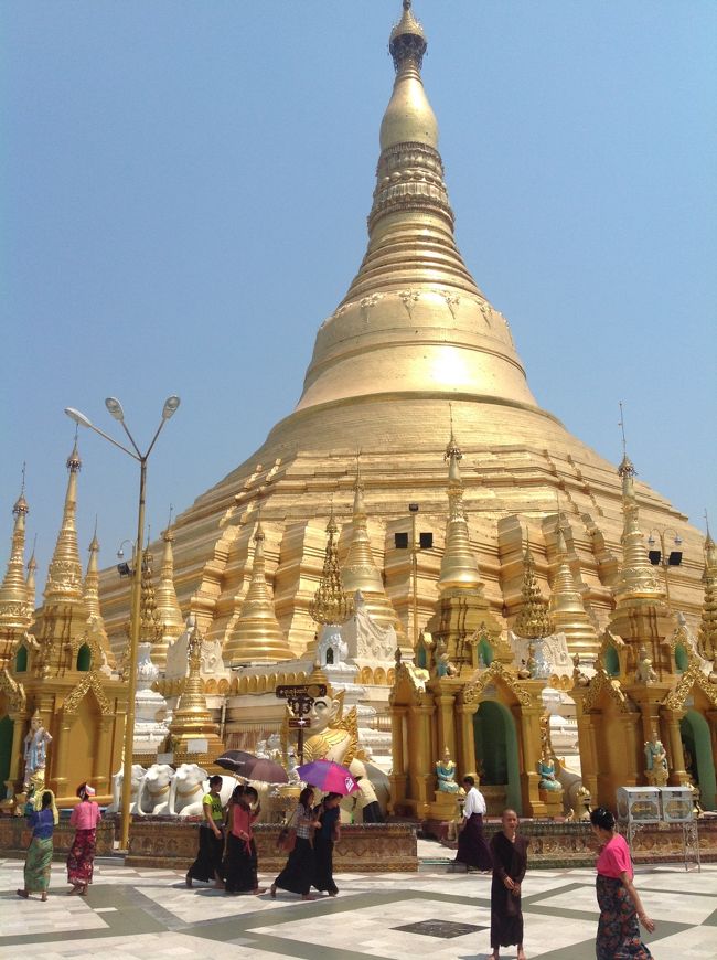 暗い廊下から一歩境内に出ると、目の前に眩しく輝く黄金の仏塔が。