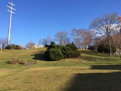 放送局を一旦素通りし、近くにある平岸高台公園に行きます。水曜どうでしょうの前節・後節に使われている公園です。ファンからは聖地と呼ばれています。
想像と違って、街中にある普通の公園でした。