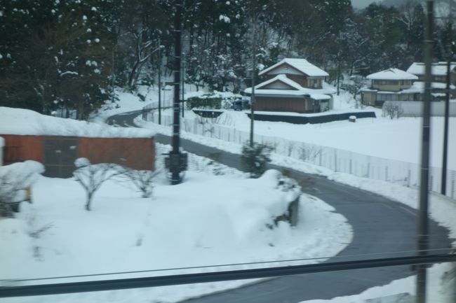 京都から滋賀県内は、ずっと減速運転で・・・<br />この雪ですから、しょうがない。