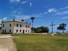 左の建物がポルト・セグーロ博物館（Museu de Porto Seguro）です。